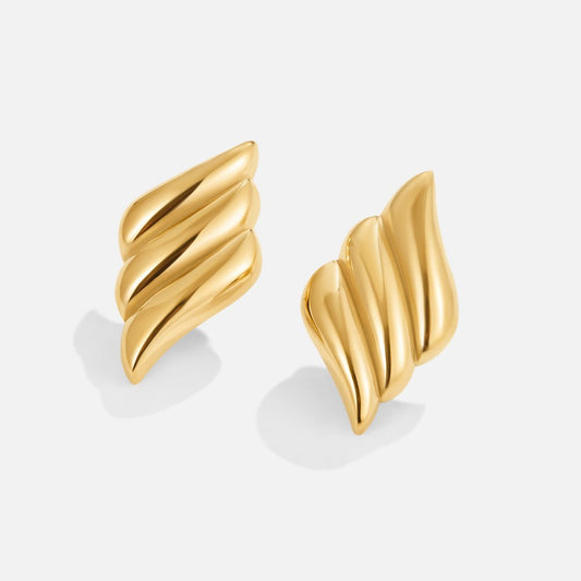 Elegante Skulptur-Ohrstecker in Gold