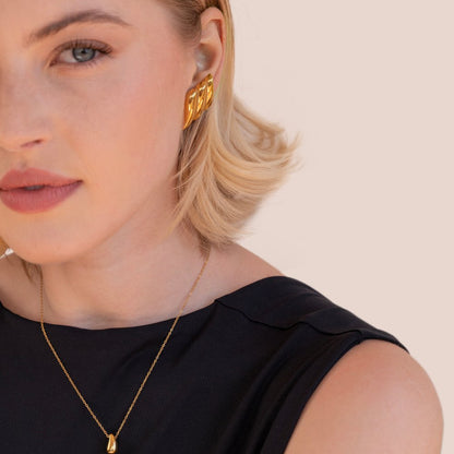 Elegante Skulptur-Ohrstecker in Gold
