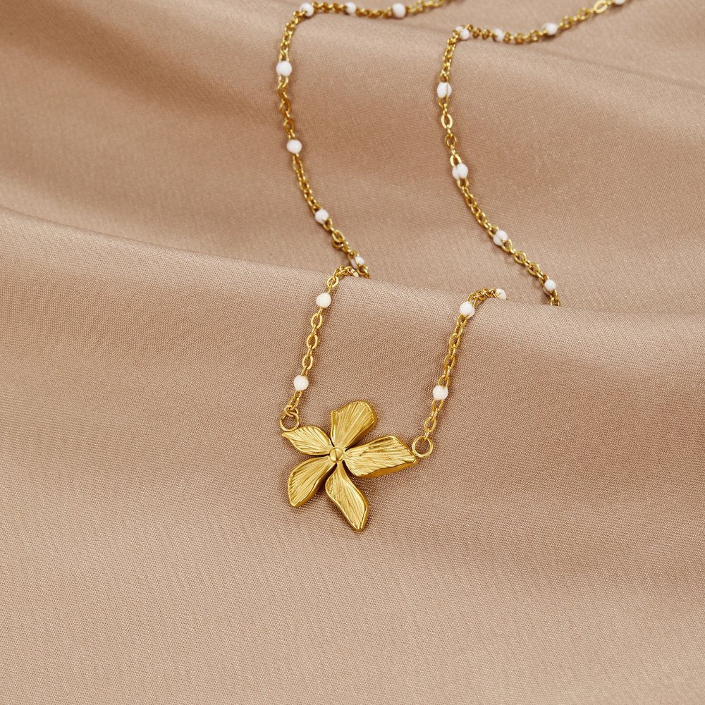 Goldene Blumen- und Perlenkette