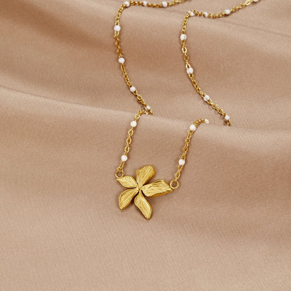 Goldene Blumen- und Perlenkette