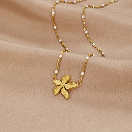 Goldene Blumen- und Perlenkette
