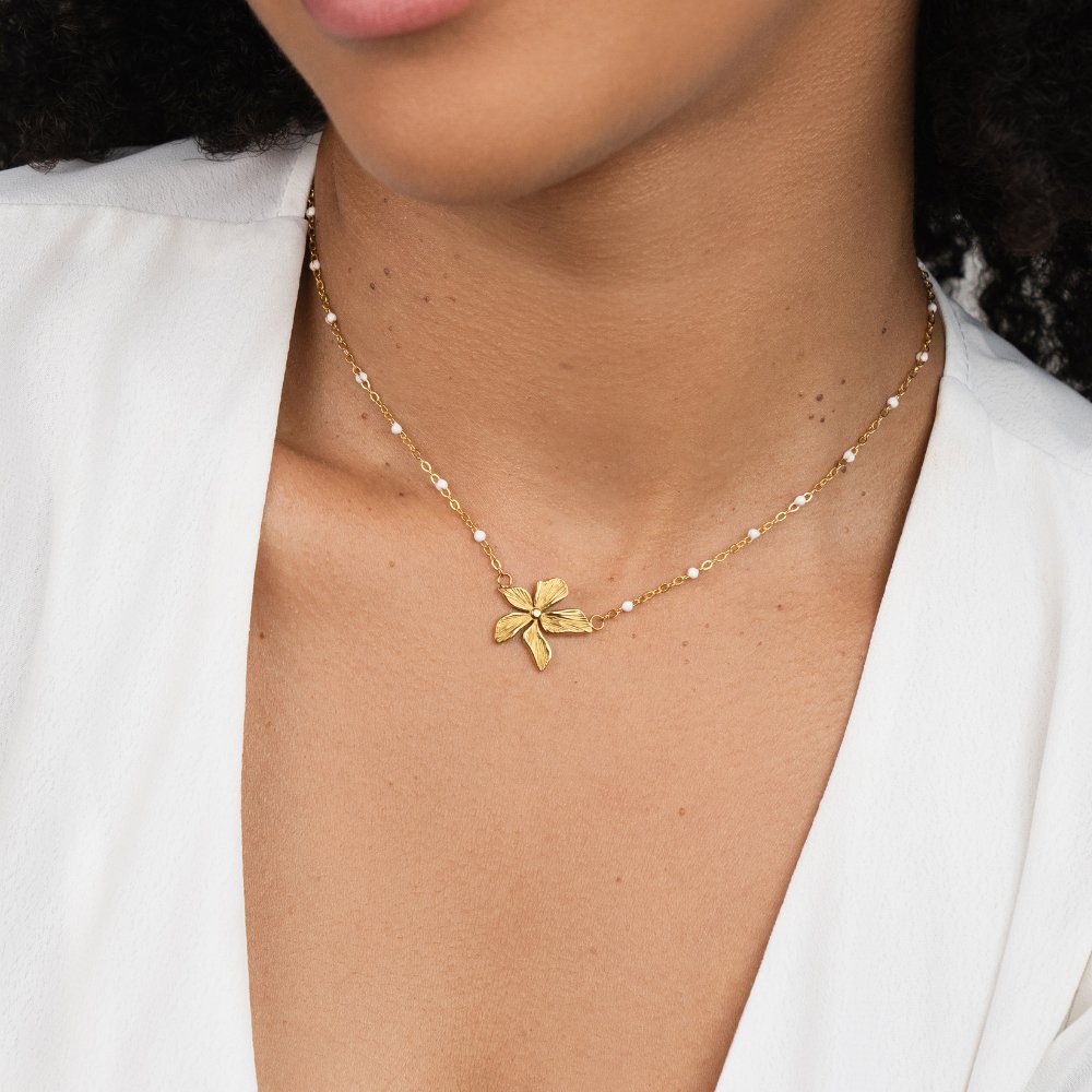Goldene Blumen- und Perlenkette