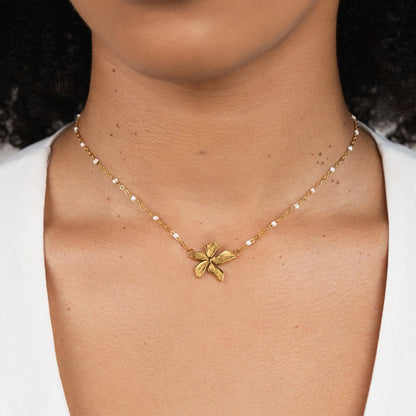 Goldene Blumen- und Perlenkette