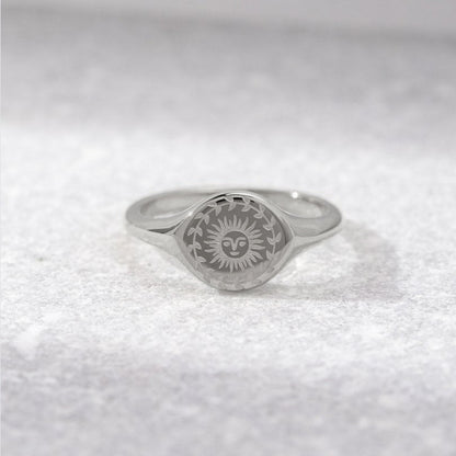 Silberring mit Sonnen-Emblem