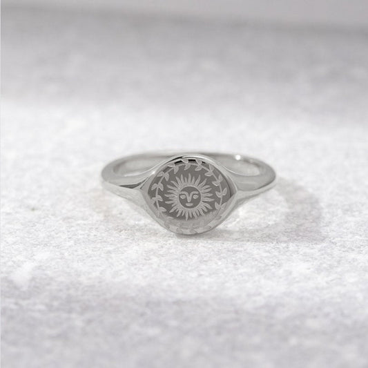 Silberring mit Sonnen-Emblem