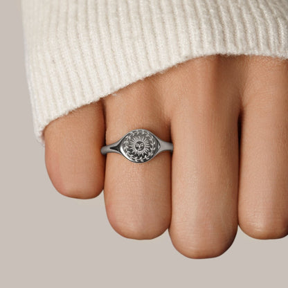 Silberring mit Sonnen-Emblem