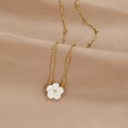 Goldene Halskette mit Weißer Blütenanhänger