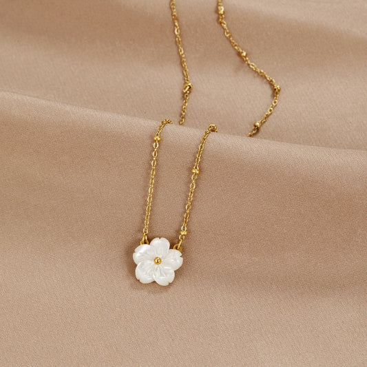 Goldene Halskette mit Weißer Blütenanhänger